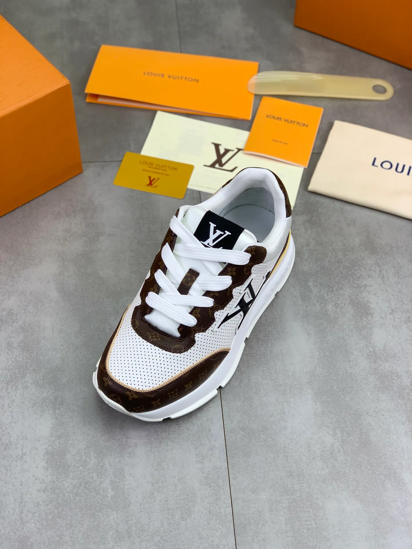 Factory price P700 💶 Top version [LOUIS VUITTON] Couple 🧑‍🤝‍🧑 Craftsman style Counter series (original order) New style 🍀LV Louis Vuitton - top version LV classic high-top trendy shoes! Made of imported original craft calfskin, original breathable lining, and original wear-resistant, lightweight, high-end TPU outsole! High quality products! 2️⃣ colors available, size: female 35-39, male 39-44 (female 40, male 45 46 customized)